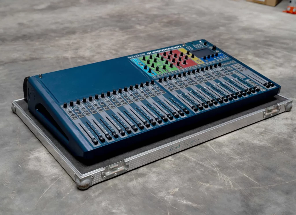 picture of the Soundcraft SIEX3 mixing desk